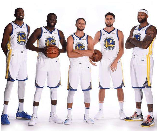 意媒：为避免球迷干扰，斯帕莱蒂决定尤文不在那不勒斯过夜（意媒：斯帕莱蒂为避球迷打扰，决定尤文不在那不勒斯过夜）