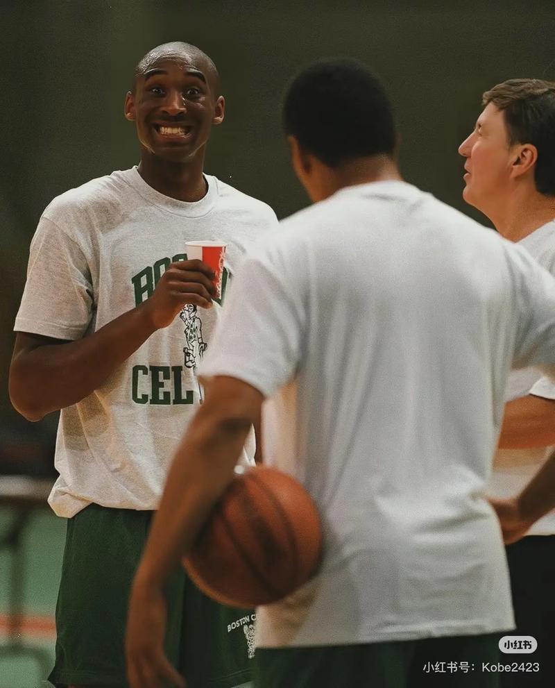 欧冠战报：孔德双响，克瑙夫破门，巴塞罗那2-1法兰克福（欧冠速递：孔德梅开二度，克瑙夫建功，巴萨2-1力克法兰克福）