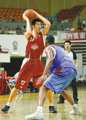 半场战报：斯洛伐克0-0北爱尔兰，双方破门乏术（半场快讯：斯洛伐克与北爱尔兰互交白卷，比分0-0）