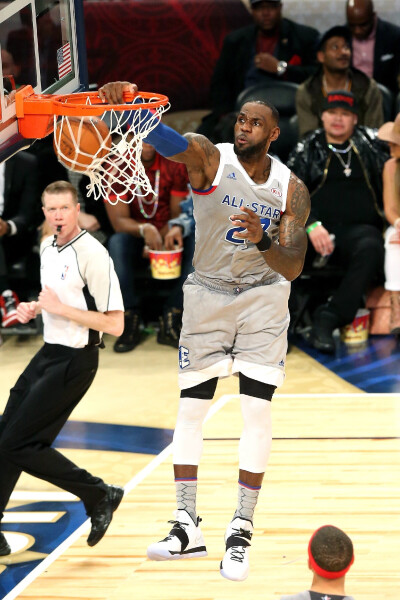 华莱士本场送出4抢断，赛季56次升至联盟最多（华莱士此役贡献4次抢断，赛季累计56次升至联盟第一）