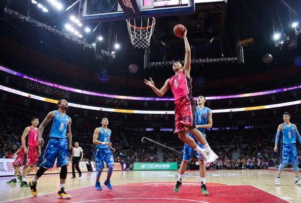 英超榜首再度易主，冠军争夺进入白热化（英超榜首再易主，争冠之战愈演愈烈）