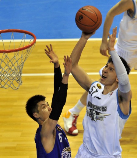 半场战报：亚特兰大1-0佛罗伦萨，德凯特拉雷助攻奥迪隆破僵（半场速递：亚特兰大1-0领先佛罗伦萨，德凯特拉雷助攻奥迪隆打破僵局）