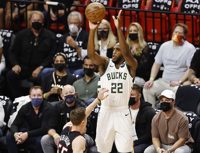 C罗社媒宣布对AI公司Perplexity进行投资，后者估值200亿美元（C罗在社交媒体披露入股AI公司Perplexity，企业估值达200亿美元）