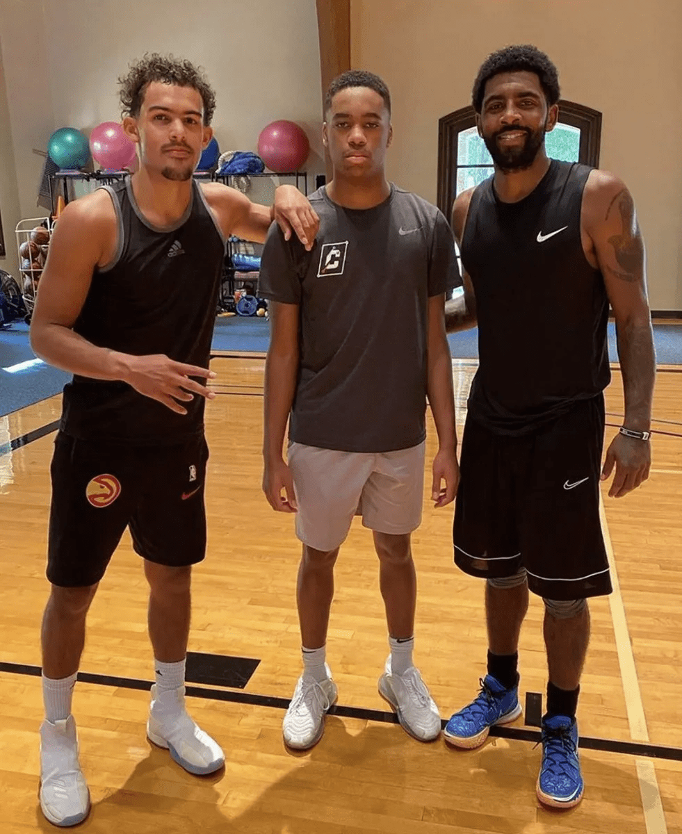 拜仁莱万多夫斯基连续两场梅开二度（拜仁锋霸莱万连场梅开二度）